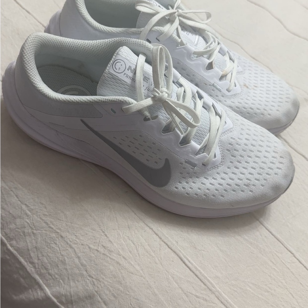 Nike Women's White Winflo 10